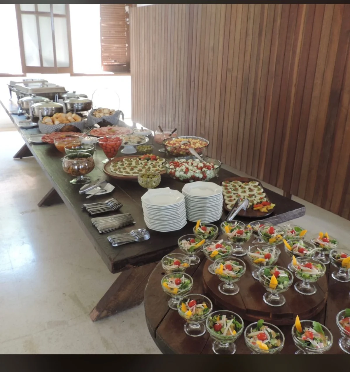Aparador de buffet com entradas e saladas