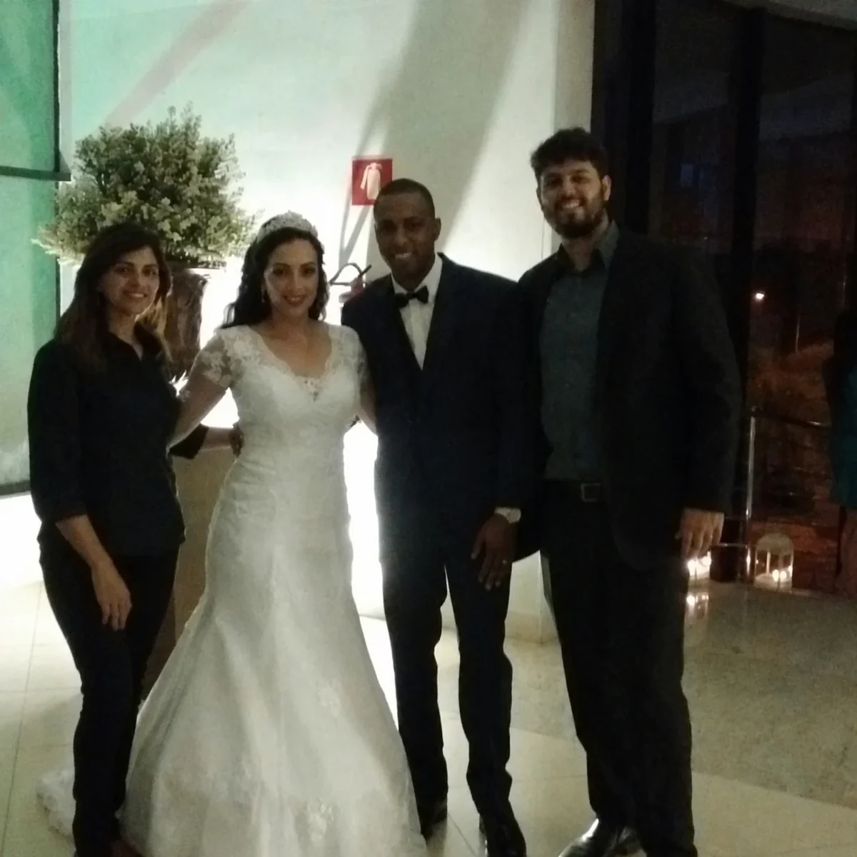 Noivos e acompanhantes em um registro do casamento de Diego e Patrícia.