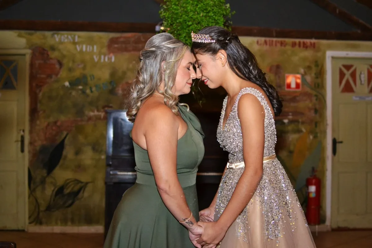 Registro real de emoção entre mãe e filha em festa de 15 anos