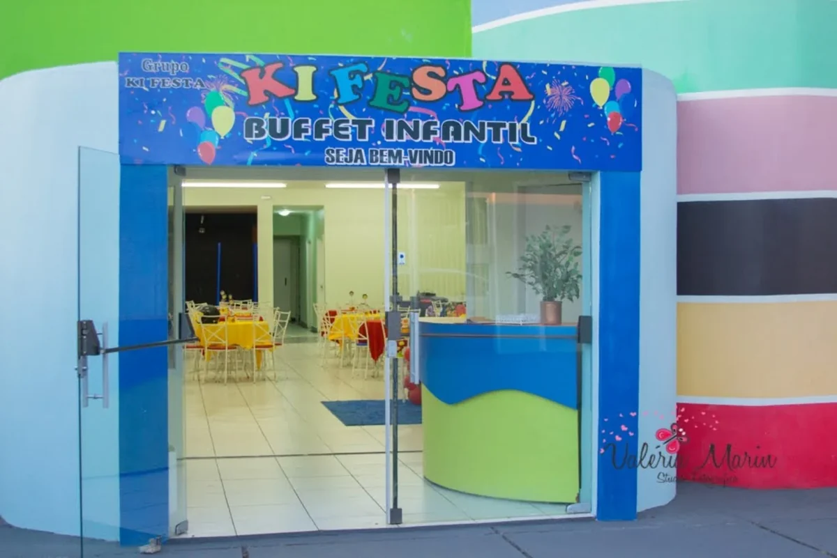 Fachada colorida do Ki Festa Buffet Infantil, com a entrada e o letreiro da empresa.