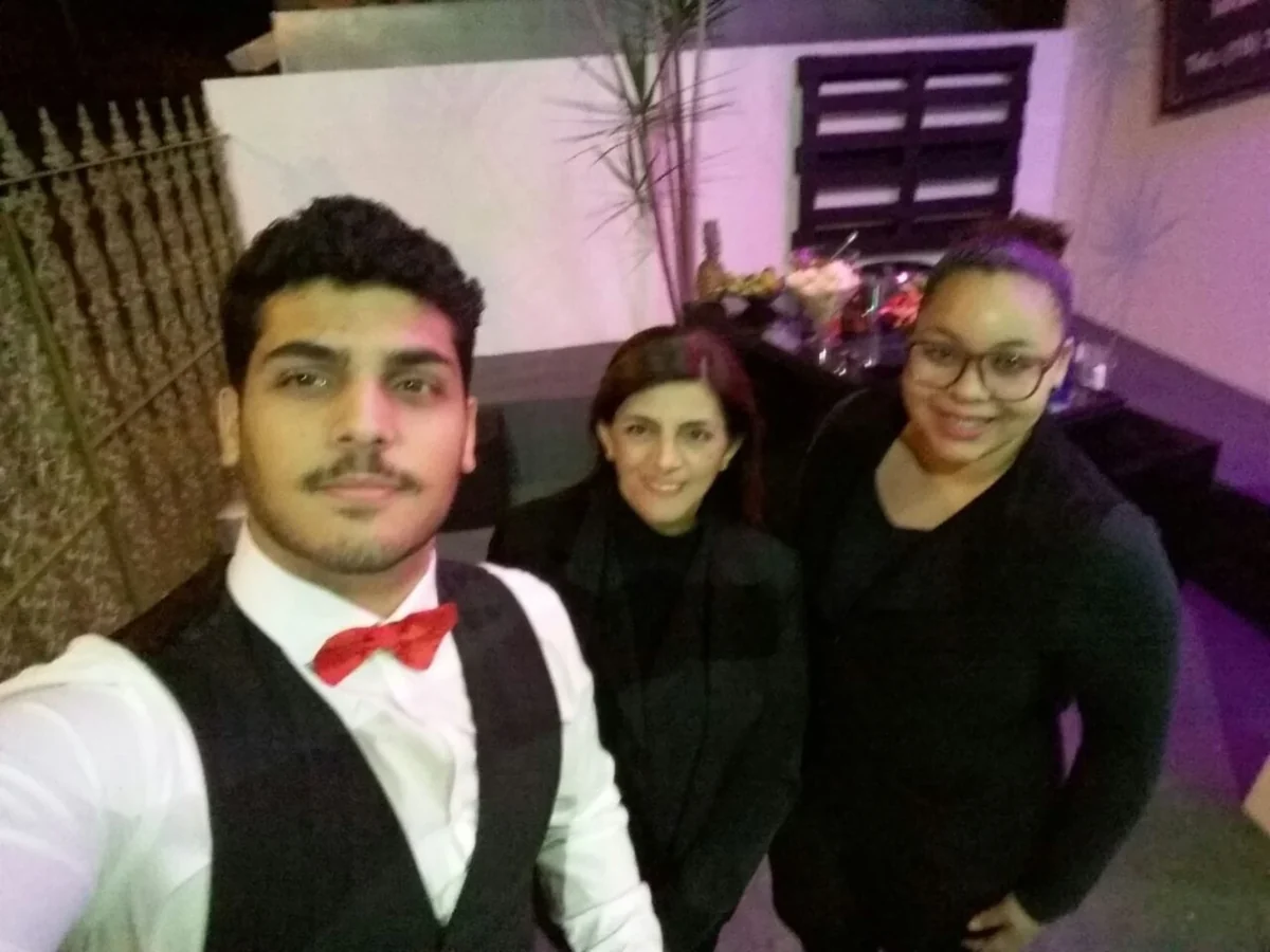 Lipe, Adélia e Gabby juntos em um registro dos bastidores.