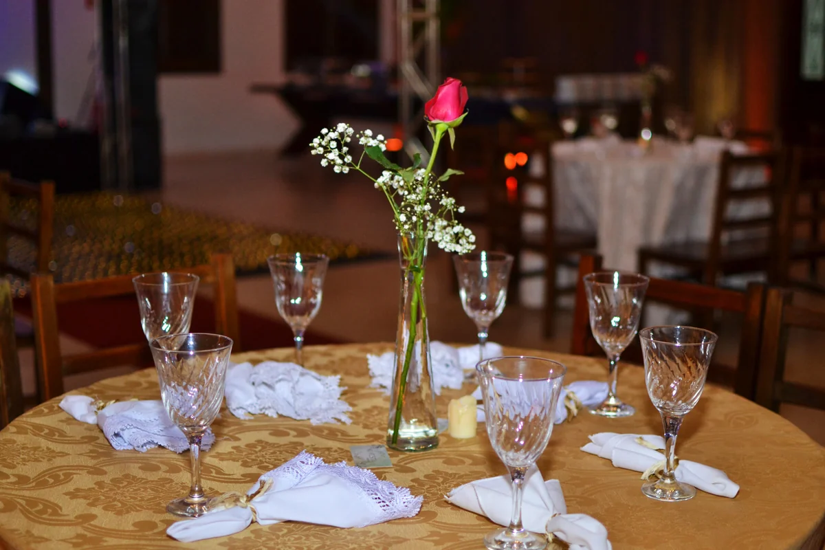 Mesa posta com taças e arranjo floral delicado