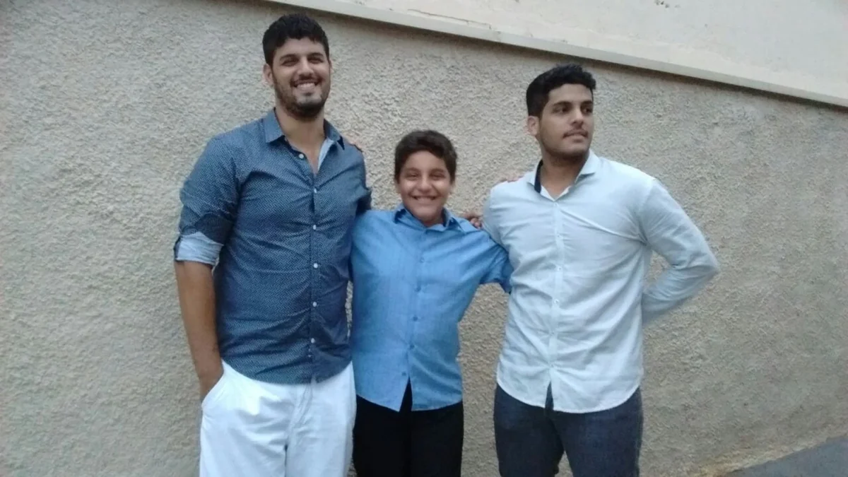 Vitor, Pedro e Lipe juntos em uma fotografia de família.